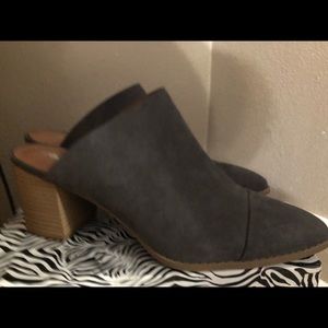 Grey/Blue American Eagle Clogs